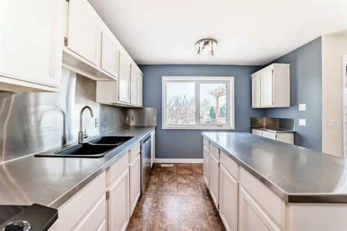 26 Green Meadow Drive, Strathmore, AB - Indoor Photo Showing Kitchen With Double Sink