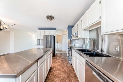 26 Green Meadow Drive, Strathmore, AB - Indoor Photo Showing Kitchen With Double Sink With Upgraded Kitchen