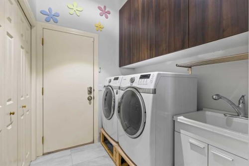 72 Strathlea Place Sw, Calgary, AB - Indoor Photo Showing Laundry Room
