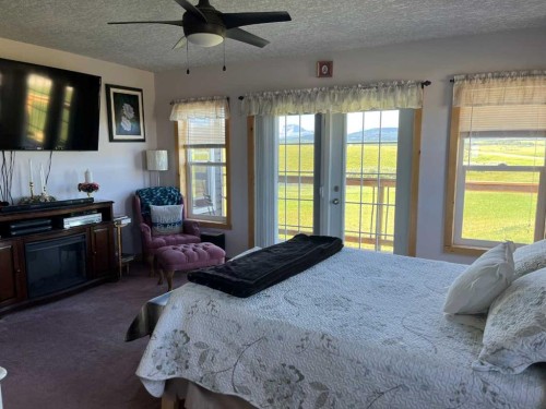 22037 Range Road 280, Cardston, AB - Indoor Photo Showing Bedroom