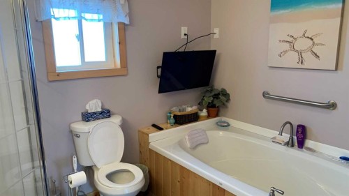 22037 Range Road 280, Cardston, AB - Indoor Photo Showing Bathroom