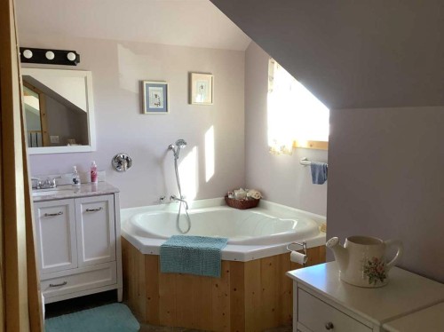 22037 Range Road 280, Cardston, AB - Indoor Photo Showing Bathroom