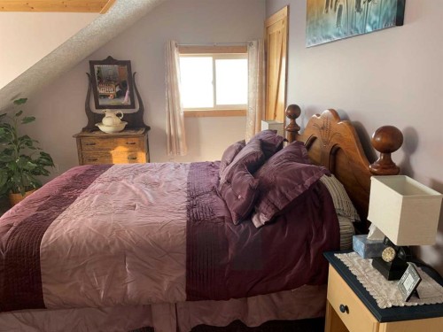 22037 Range Road 280, Cardston, AB - Indoor Photo Showing Bedroom