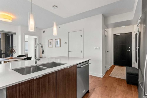 3202-930 6 Avenue Sw, Calgary, AB - Indoor Photo Showing Kitchen With Double Sink With Upgraded Kitchen
