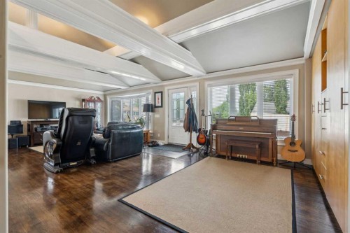 25 Manor Road Sw, Calgary, AB - Indoor Photo Showing Other Room