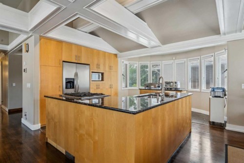 25 Manor Road Sw, Calgary, AB - Indoor Photo Showing Kitchen