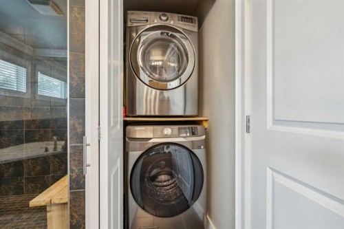 25 Manor Road Sw, Calgary, AB - Indoor Photo Showing Laundry Room