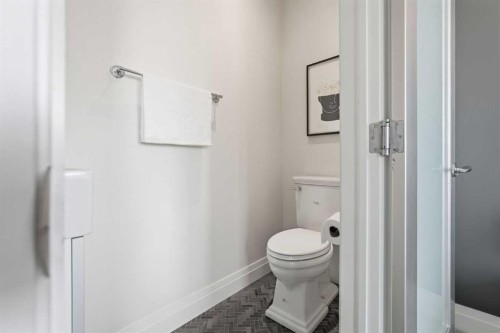 2109 20 Avenue Sw, Calgary, AB - Indoor Photo Showing Bathroom