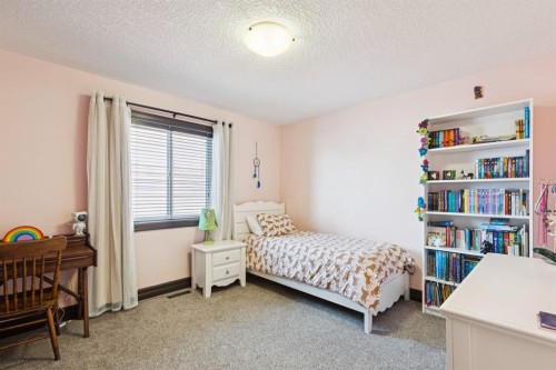 957 Coopers Drive Sw, Airdrie, AB - Indoor Photo Showing Bedroom