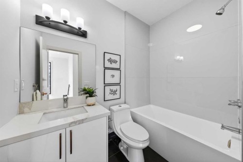 5239 22 Avenue Nw, Calgary, AB - Indoor Photo Showing Bathroom
