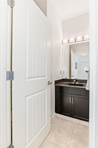 35 Sunset View, Cochrane, AB - Indoor Photo Showing Bathroom