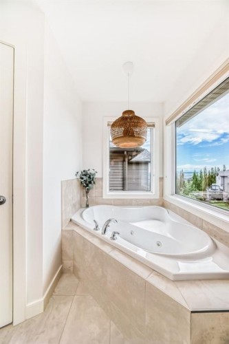 35 Sunset View, Cochrane, AB - Indoor Photo Showing Bathroom
