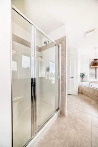 35 Sunset View, Cochrane, AB - Indoor Photo Showing Bathroom