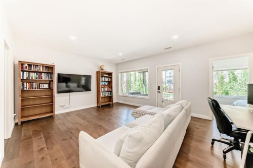 35 Sunset View, Cochrane, AB - Indoor Photo Showing Living Room