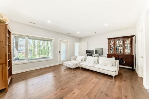 35 Sunset View, Cochrane, AB - Indoor Photo Showing Living Room