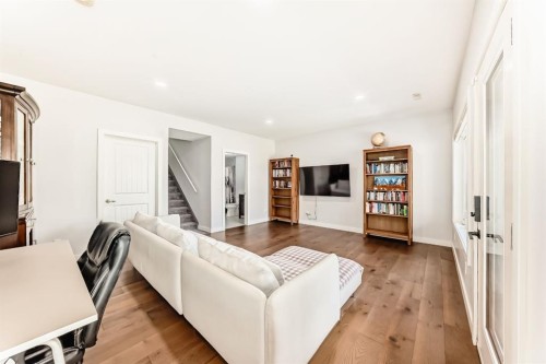35 Sunset View, Cochrane, AB - Indoor Photo Showing Living Room