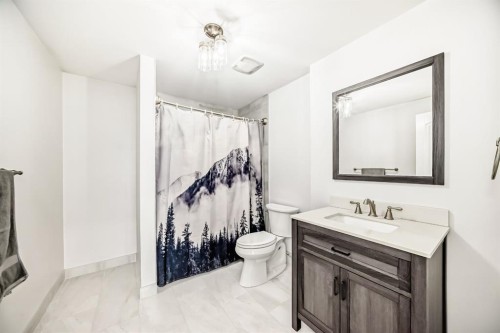 35 Sunset View, Cochrane, AB - Indoor Photo Showing Bathroom