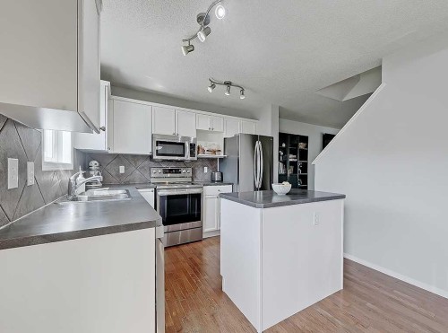 558 Evermeadow Road Sw, Calgary, AB - Indoor Photo Showing Kitchen