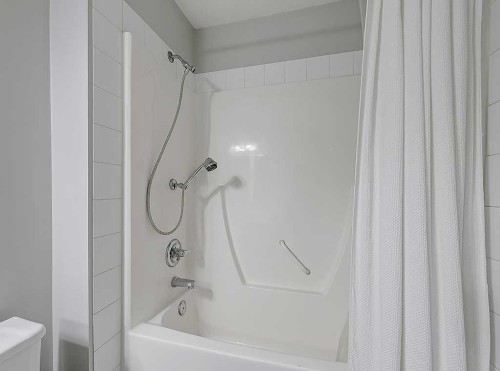558 Evermeadow Road Sw, Calgary, AB - Indoor Photo Showing Bathroom
