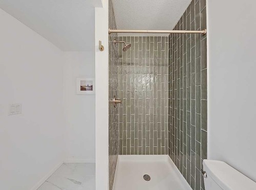 558 Evermeadow Road Sw, Calgary, AB - Indoor Photo Showing Bathroom