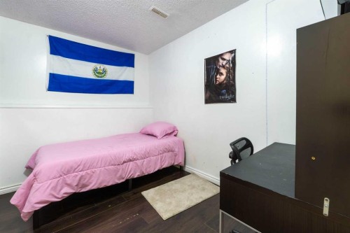 27 Erin Grove Court Se, Calgary, AB - Indoor Photo Showing Bedroom