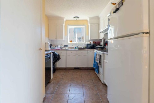 27 Erin Grove Court Se, Calgary, AB - Indoor Photo Showing Kitchen