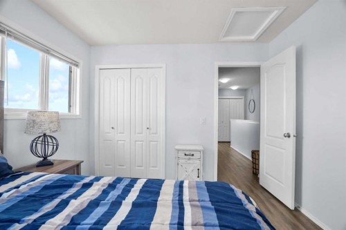 302 Sunrise Terrace Ne, High River, AB - Indoor Photo Showing Bedroom