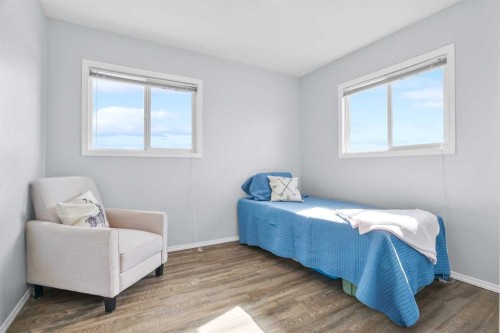 302 Sunrise Terrace Ne, High River, AB - Indoor Photo Showing Bedroom