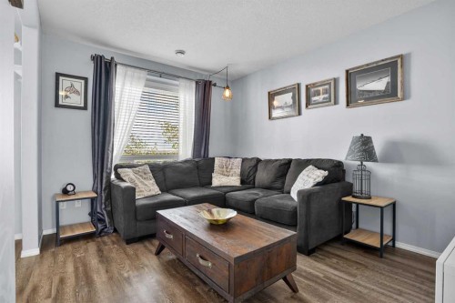302 Sunrise Terrace Ne, High River, AB - Indoor Photo Showing Living Room