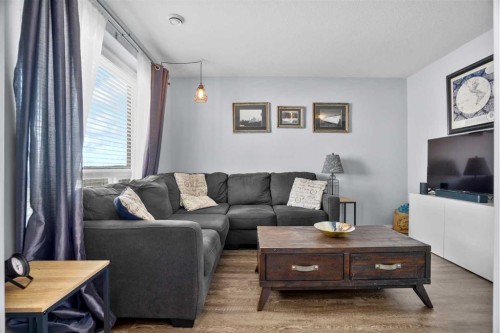 302 Sunrise Terrace Ne, High River, AB - Indoor Photo Showing Living Room