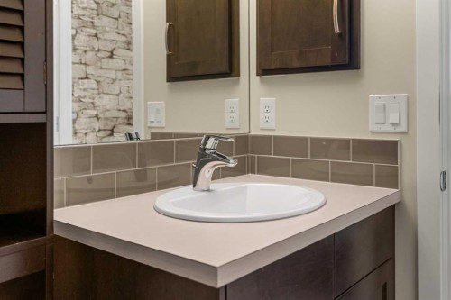 40 Sunvalley Road, Cochrane, AB - Indoor Photo Showing Bathroom