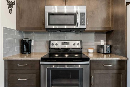 40 Sunvalley Road, Cochrane, AB - Indoor Photo Showing Kitchen