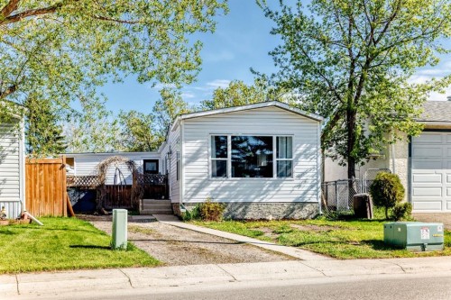 124 BIG SPRINGS Drive SE Airdrie, AB T4A 1J9