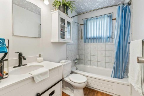 840 Pinecliff Drive Ne, Calgary, AB - Indoor Photo Showing Bathroom