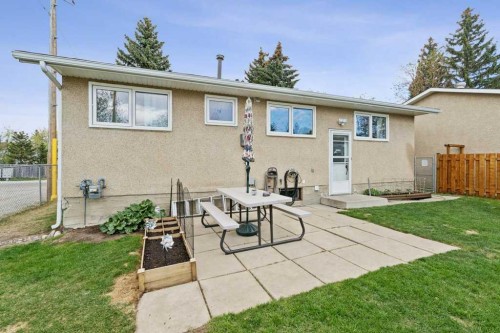 840 Pinecliff Drive Ne, Calgary, AB - Outdoor