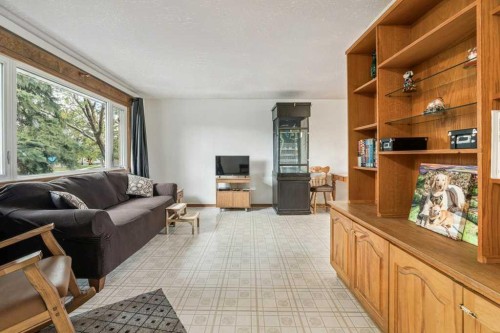 840 Pinecliff Drive Ne, Calgary, AB - Indoor Photo Showing Living Room