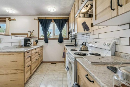 840 Pinecliff Drive Ne, Calgary, AB - Indoor Photo Showing Kitchen