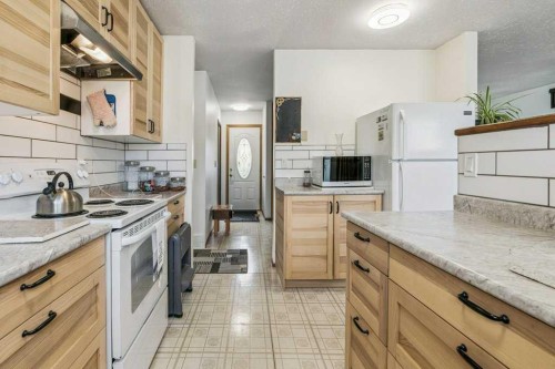 840 Pinecliff Drive Ne, Calgary, AB - Indoor Photo Showing Kitchen