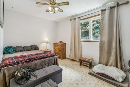 840 Pinecliff Drive Ne, Calgary, AB - Indoor Photo Showing Bedroom