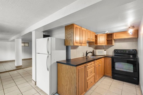 1404 18 Avenue Nw, Calgary, AB - Indoor Photo Showing Kitchen