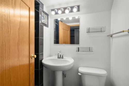 1404 18 Avenue Nw, Calgary, AB - Indoor Photo Showing Bathroom