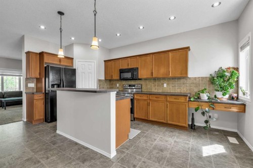 242 Copperstone Grove Se, Calgary, AB - Indoor Photo Showing Kitchen