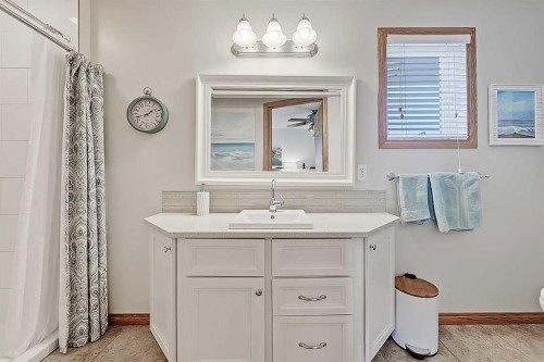 42 Sundown Close Se, Calgary, AB - Indoor Photo Showing Bathroom