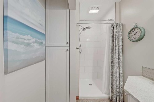 42 Sundown Close Se, Calgary, AB - Indoor Photo Showing Bathroom