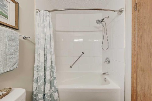 42 Sundown Close Se, Calgary, AB - Indoor Photo Showing Bathroom