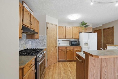 11 Somerglen Place Sw, Calgary, AB - Indoor Photo Showing Kitchen