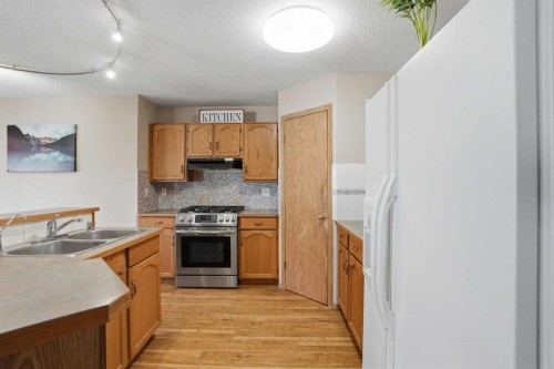 11 Somerglen Place Sw, Calgary, AB - Indoor Photo Showing Kitchen With Double Sink