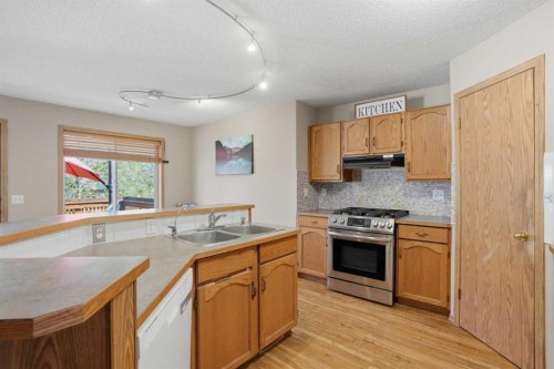 11 Somerglen Place Sw, Calgary, AB - Indoor Photo Showing Kitchen With Double Sink