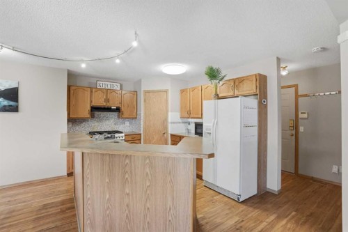 11 Somerglen Place Sw, Calgary, AB - Indoor Photo Showing Kitchen