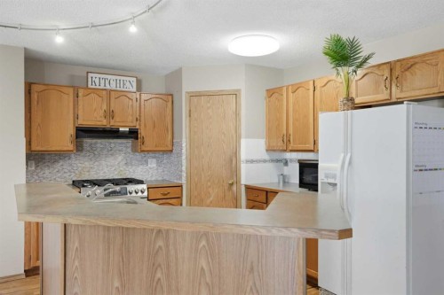 11 Somerglen Place Sw, Calgary, AB - Indoor Photo Showing Kitchen